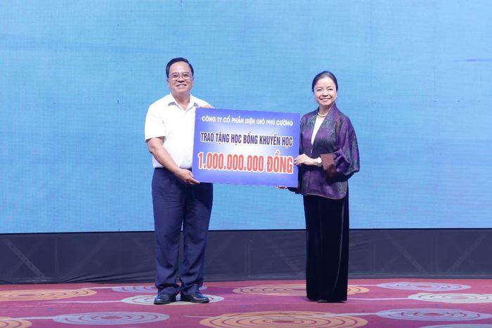 Chủ đầu tư dự án điện gió Phú Cường 1A và 1B (bên phải), tặng Quỹ khuyến học TP Cần Thơ 1 tỷ đồng.