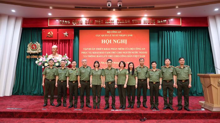 Các đại biểu tham dự hội nghị triển khai phần mềm khai báo tạm trú cho người nước ngoài.