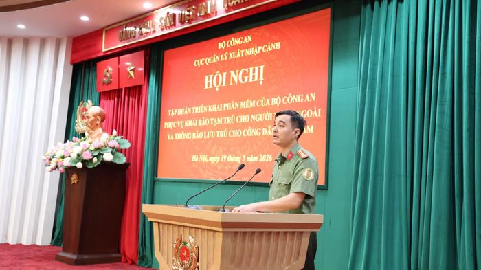 Đại diện lãnh đạo Phòng 5, Cục Quản lý xuất nhập cảnh phát biểu tại hội nghị.