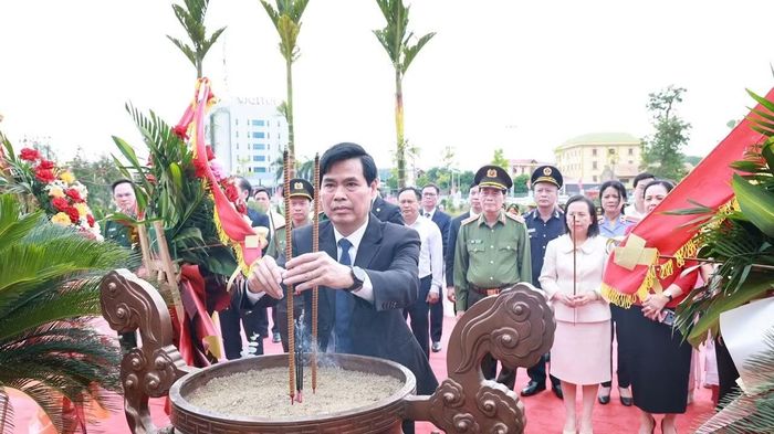 Đồng chí Hoàng Quốc Khánh dâng hương Chủ tịch Hồ Chí Minh tại Nhà tưởng niệm.
