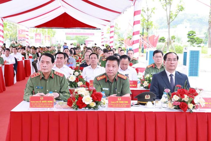 Thứ trưởng Lê Quốc Hùng và các đại biểu tại buổi lễ.