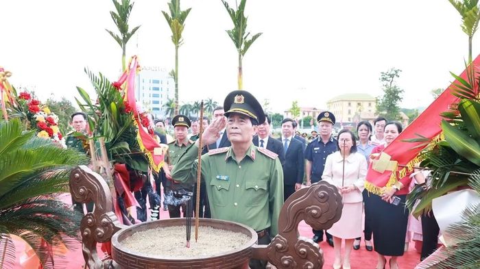 Thứ trưởng Lê Quốc Hùng và các đại biểu thành kính dâng hương, tri ân, tưởng nhớ Chủ tịch Hồ Chí Minh tại Nhà tưởng niệm.