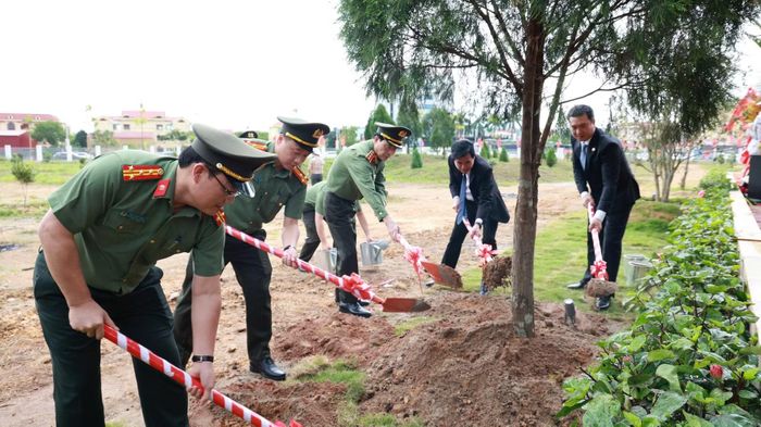 Thứ trưởng Lê Quốc Hùng, Bí thư Tỉnh ủy Hoàng Quốc Khánh và các đại biểu trồng cây lưu niệm tại khuôn viên Nhà tưởng niệm Chủ tịch Hồ Chí Minh.