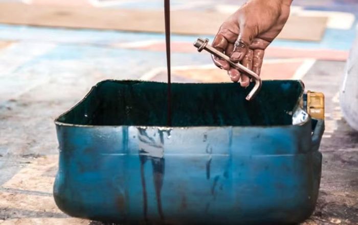 Nhớt thải, một trong những chất thải nguy hiểm gây ô nhiễm môi trường tại các garage ô tô.