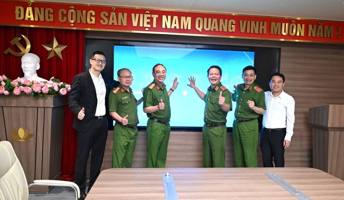 Thiếu tướng Vũ Văn Tấn, Cục trưởng Cục Cảnh sát QLHC về TTXH và các đại biểu bấm nút ra mắt Phòng họp thông minh và Phòng truyền thống số.