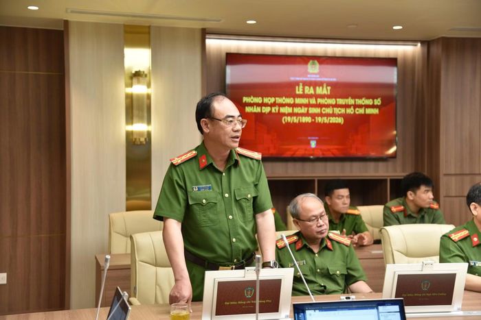 Đại tá Trần Hồng Phú, Phó Cục trưởng Cục Cảnh sát QLHC về TTXH báo cáo tóm tắt quá trình xây dựng, các tiện ích, chức năng của Phòng họp thông minh và Phòng truyền thống số.