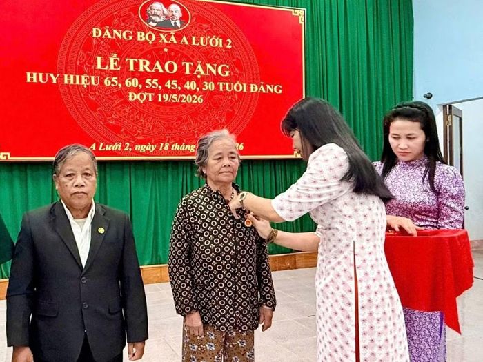 Tin theo Đảng và Bác Hồ kính yêu, nhiều cán bộ, đảng viên là đồng bào dân tộc Pa Cô ở A Lưới đã trở thành tấm gương sáng cho thế hệ trẻ.