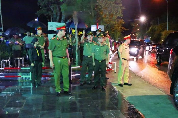 Các đồng chí Phó Giám đốc Công an tỉnh: Đại tá Trần Ngọc Tuấn, Đại tá Nguyễn Đức Cường trực tiếp chỉ đạo công tác bảo đảm ANTT tại Lễ khai mạc Lễ hội Làng Sen năm 2026.