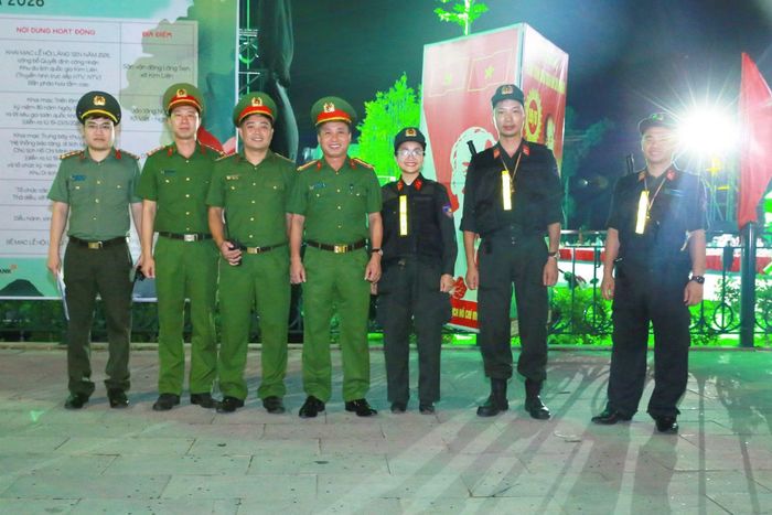 Đại tá Nguyễn Duy Thanh, Phó Giám đốc Công an tỉnh cũng có mặt trực tiếp chỉ đạo công tác đảm bảo ANTT trong đêm khai mạc Lễ hội Làng Sen.