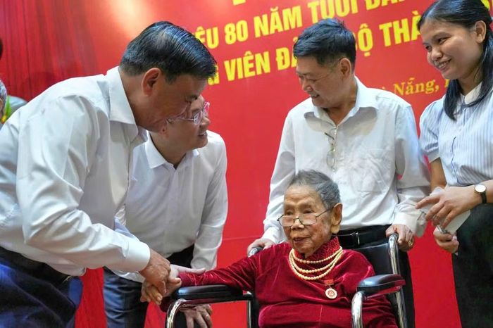 Thường trực Ban Bí thư Trần Cẩm Tú trao Huy hiệu 80 năm tuổi Đảng và chúc sức khỏe đảng viên lão thành Bùi Thị Liễu.