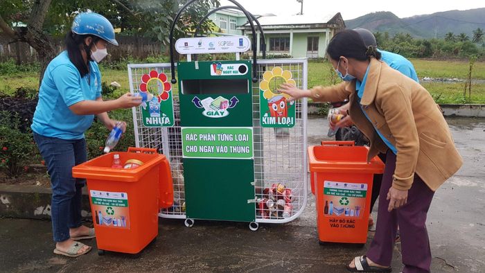 Tuyên truyền để thay đổi ý thức của người dân, cũng như chú trọng phân loại rác tại nguồn sẽ góp phần giải bài toán rác thải tồn đọng