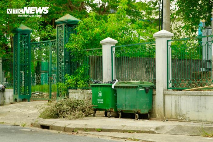 Sau thời gian dài bỏ không, một số hạng mục công trình trên khu đất 24 đường Tố Hữu (phường Vỹ Dạ, TP Huế) có dấu hiệu xuống cấp, cỏ dại mọc nhiều.