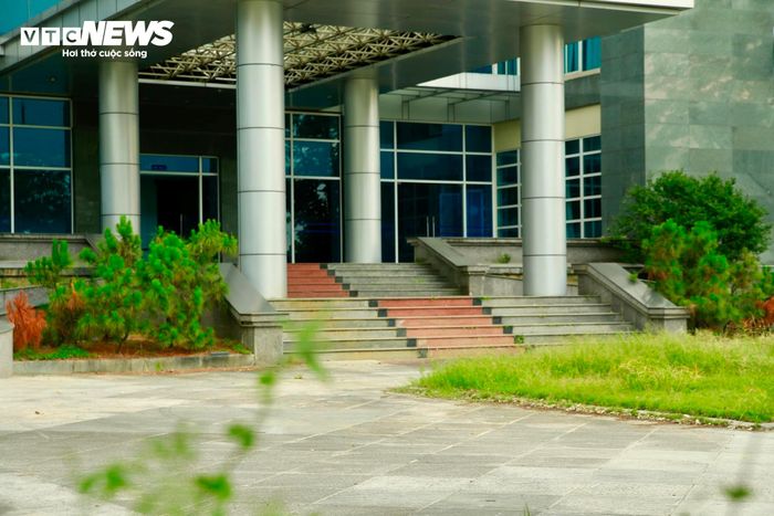 Khu nhà, đất ở 24 đường Tố Hữu rộng gần 20.000 m² với các khối nhà cao tầng, từng là trụ sở của UBND TP Huế (thuộc tỉnh Thừa Thiên - Huế cũ).