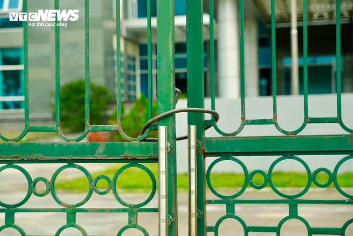 Ghi nhận của PV Báo Điện tử VTC News, hiện nay, phần lớn diện tích nhà đất ở 24 đường Tố Hữu (phường Vỹ Dạ, TP Huế) không được sử dụng, cửa đóng then cài.