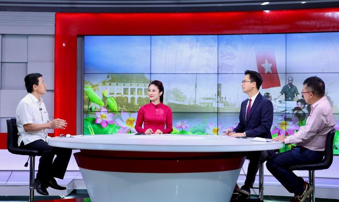 Các khách mời trao đổi tại Chương trình thời sự. Ảnh: Viết Thành