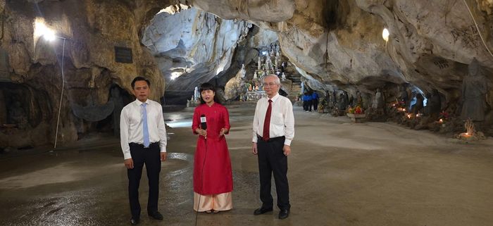 GS.TS Mạch Quang Thắng, nguyên Vụ trưởng Vụ Quản lý khoa học, Học viện Chính trị quốc gia Hồ Chí Minh và ông Phí Minh Hải, Bí thư Đảng ủy, Chủ tịch HĐND phường Chương Mỹ cùng phóng viên Cơ quan Báo và Phát thanh, Truyền hình Hà Nội tại điểm cầu Hang Trầm. Ảnh: Kim Nhuệ