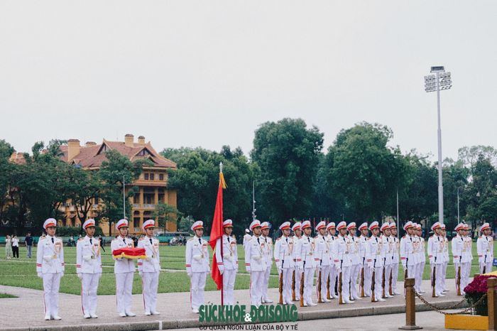 Dẫn đầu đoàn thượng cờ là quân kỳ Quyết thắng. Theo sau là đội tiêu binh với 34 chiến sĩ, tượng trưng cho 34 chiến sĩ đầu tiên của Đội Việt Nam tuyên truyền giải phóng quân thành lập năm 1944, là đơn vị tiền thân của Quân đội nhân dân Việt Nam.