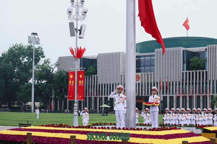 Sau khi có hiệu lệnh, lá cờ được tung ra và bay lên theo tiếng Quốc ca.