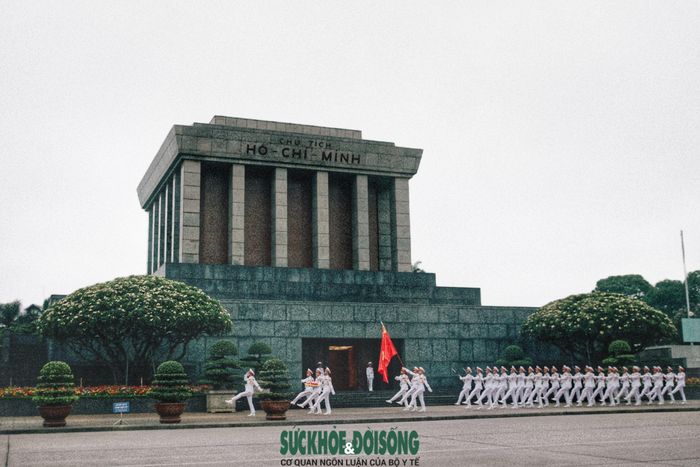 Sau lễ thượng cờ, đội tiêu binh đi một vòng trước cửa Lăng và kết thúc nghi lễ. Vào 21 giờ hàng ngày, lễ hạ cờ với nghi thức tương tự sẽ được diễn ra.