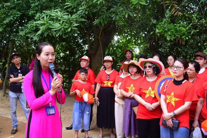 Những nữ thuyết minh vinh dự và tự hào khi được kể về Người. (Ảnh: BQL Khu di tích quốc gia đặc biệt Kim Liên).