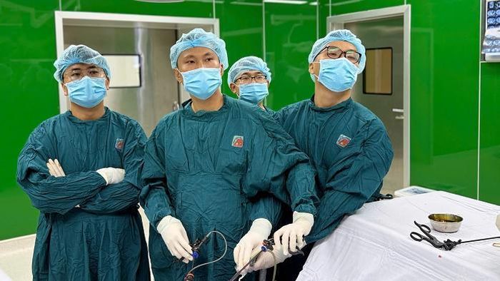 Các bác sĩ thực hiện phẫu thuật nội soi cắt u thận bán phần cho bệnh nhân bị ung thư thận.