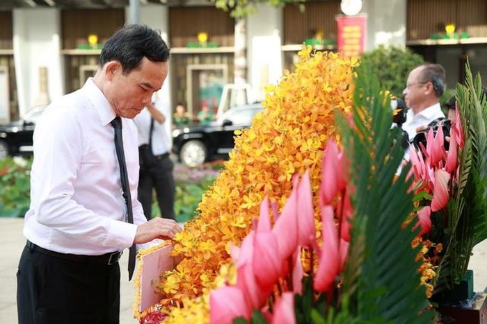 Bí thư Thành ủy TPHCM Trần Lưu Quang dâng hoa tưởng nhớ Chủ tịch Hồ Chí Minh. Ảnh: NT