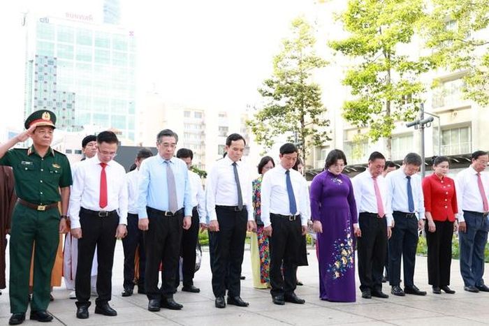Đoàn đại biểu Thành ủy - HĐND - UBND - Ủy ban MTTQ Việt Nam TPHCM dành một phút mặc niệm để tưởng nhớ, bày tỏ lòng thành kính, tưởng nhớ công lao của Chủ tịch Hồ Chí Minh. Ảnh: NT