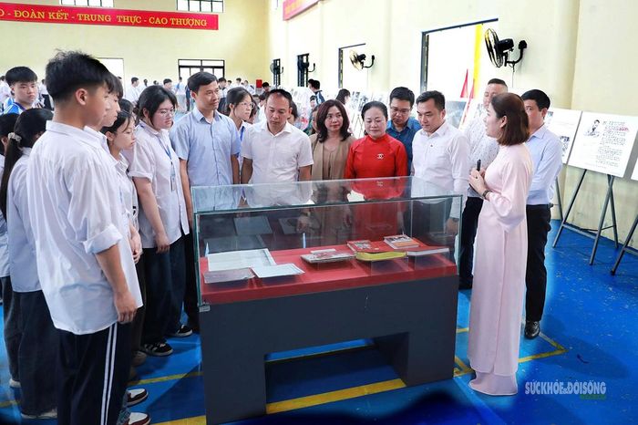 Đại biểu, giáo viên và học sinh tham quan khu trưng bày hiện vật, tư liệu lịch sử về Chủ tịch Hồ Chí Minh.