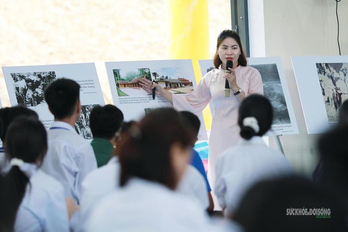 Thuyết minh viên giới thiệu các hình ảnh, hiện vật lịch sử tới học sinh.
