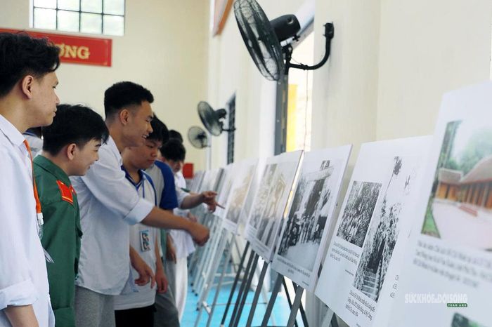 Đông đảo học sinh Trường THPT Yên Lập tham dự chương trình trưng bày lưu động.