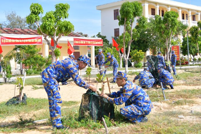 Cán bộ chiến sĩ Lữ đoàn hưởng ứng lễ phát động Tết trồng cây.