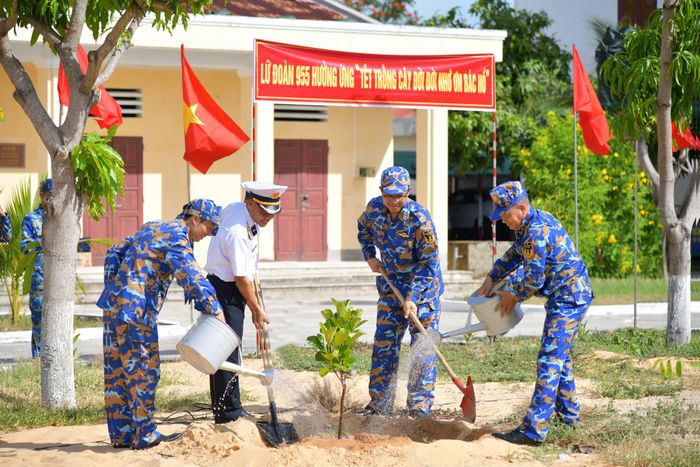 Đại tá Đỗ Văn Sơn tham gia Tết trồng cây.