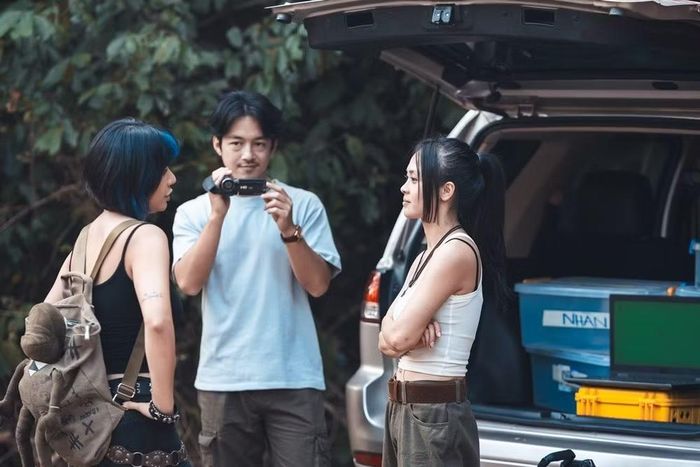 Phim bắt đầu khi nhóm streamer đột nhập ngôi nhà bỏ hoang.