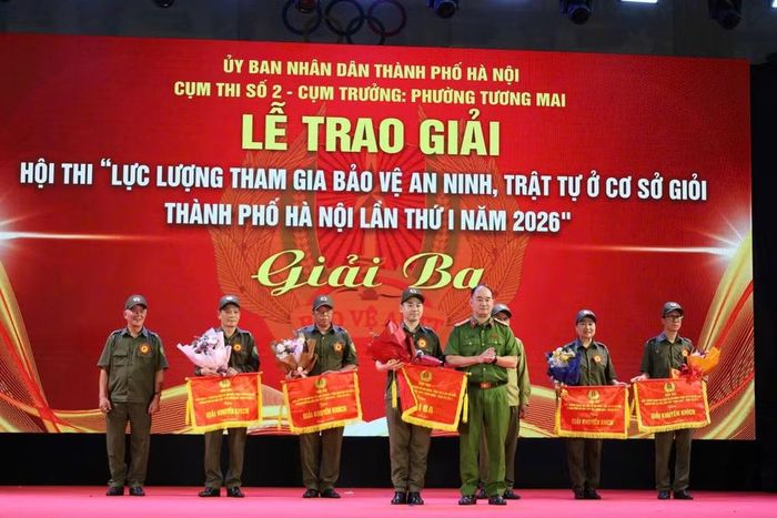 Giải Ba được trao cho đội tuyển phường Định Công.