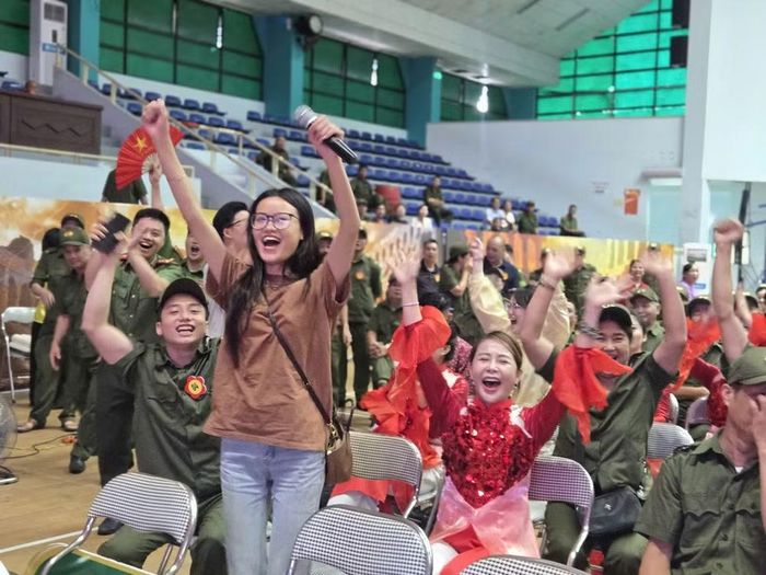 Các cổ động viên nhiệt tình tiếp lửa cho đội thi của địa phương mình.