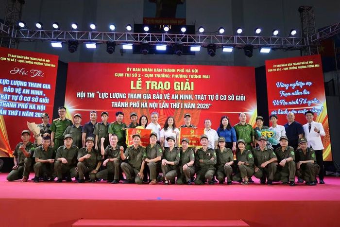 Đại diện các đội tuyển chụp ảnh lưu niệm cùng Ban Tổ chức