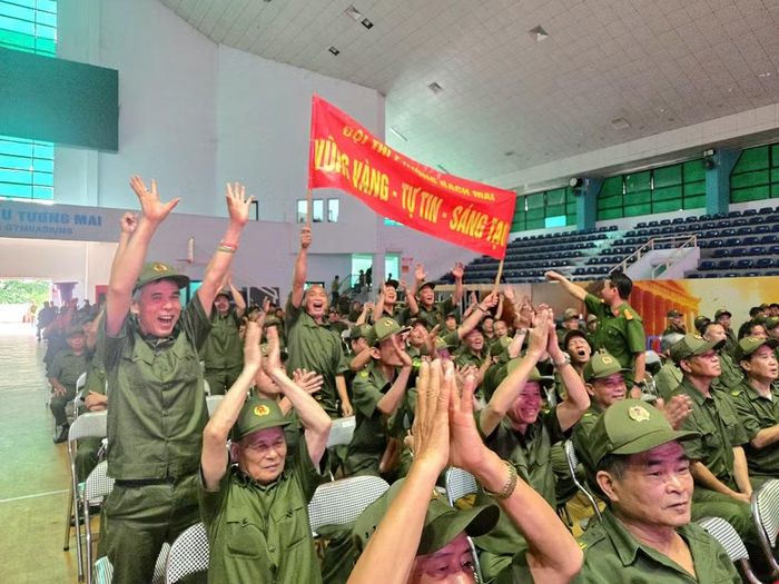 Sự cổ vũ nhiệt tình của cổ động viên phường Bạch Mai