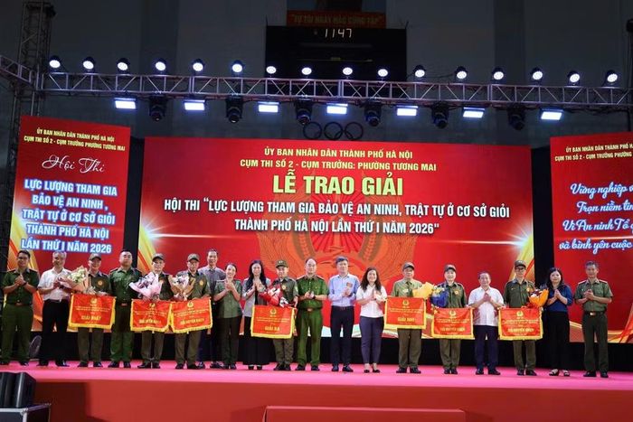 Ban Tổ chức chụp ảnh lưu niệm cùng các đội
