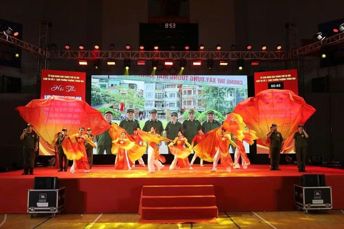 Gây ấn tượng mạnh nhất là màn chào hỏi sôi động và giàu cảm xúc đến từ các đội