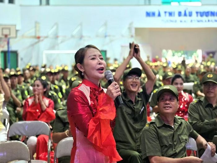 Các cổ động viên nhiệt tình tiếp lửa cho đội thi của địa phương mình.