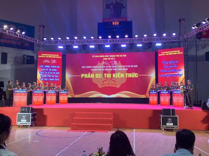 Thành viên các đội thi bước vào phần thi kiến thức.