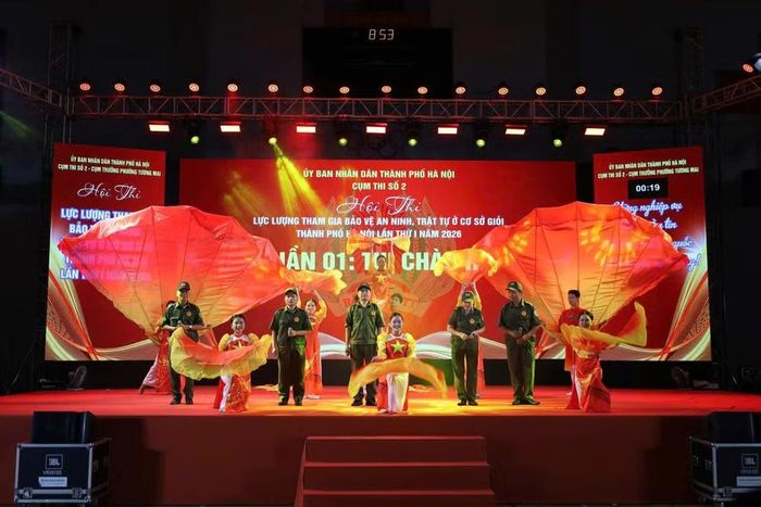 Mỗi màn chào hỏi mang một nét sôi động và giàu cảm xúc khác nhau
