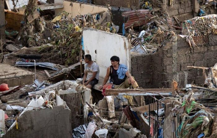 Nhà cửa bị phá hủy do trận lũ lụt trong siiêu bão Kalmaegi ở Cebu, Philippines hồi tháng 11-2025. Do biến đổi khí hậu, các cơn bão ngày càng xảy ra thường xuyên hơn và nghiêm trọng hơn ở quốc gia quần đảo này. Ảnh: Reuters