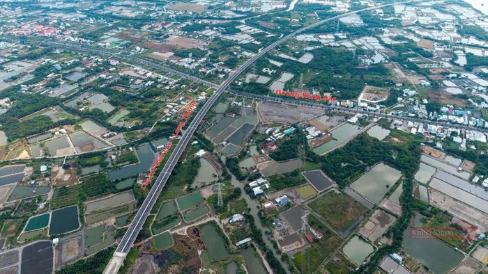 Từ đây, tuyến chuyển hướng Đông, chạy song song với cao tốc Bến Lức - Long Thành, sau đó tiếp tục chuyển hướng Đông Nam, vượt cao tốc tại khu vực Km18+800 để đi vào hành lang đường Rừng Sác.
