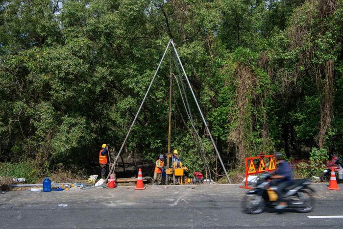 Hiện nay, dọc tuyến đường Rừng Sác, các đơn vị đang tiến hành khoan khảo sát địa chất cho tuyến metro này. Theo phương án được phê duyệt, hướng tuyến đi qua vùng đệm của Khu dự trữ sinh quyển Cần Giờ và không đi vào vùng lõi.