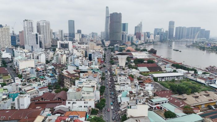 Đi dọc đường Nguyễn Tất Thành đến khu vực gần cầu Tân Thuận 2, tuyến chuyển hướng theo đường Nguyễn Văn Linh.