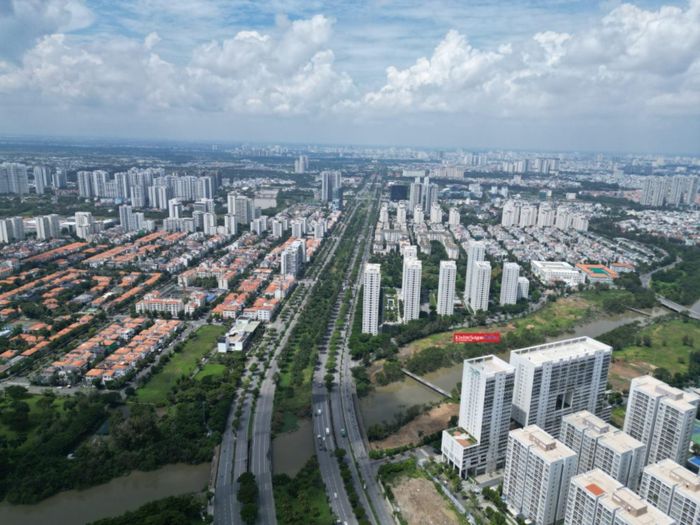 Tiếp tục chạy giữa các tuyến Nguyễn Lương Bằng, đường 15B và đường D1 trước khi vượt sông Rạch Đĩa để sang khu vực Nhà Bè.