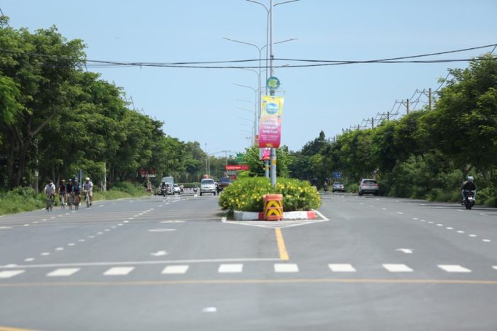 Tuyến tiếp tục đi thẳng, bám dọc theo đường Rừng Sác, vượt qua đường Trần Quang Nhơn trước khi đi vào địa phận xã An Thới Đông.