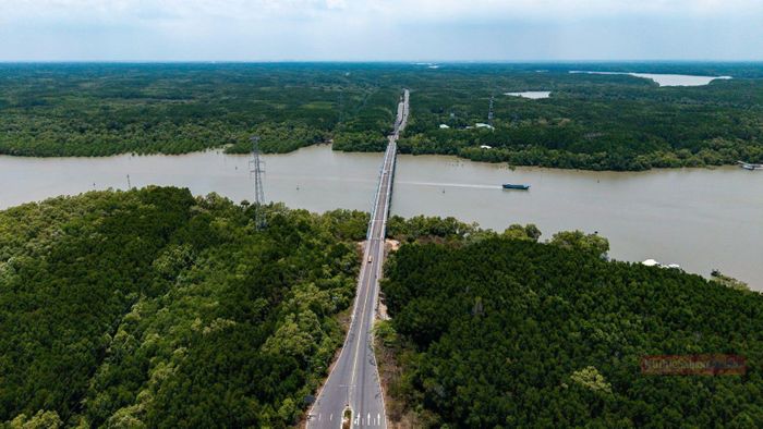 Theo quy hoạch, dự án có tổng cộng 6 nhà ga và vượt qua 5 con sông lớn gồm Rạch Đĩa, Soài Rạp, An Nghĩa, Lôi Giang và Dinh Bà.