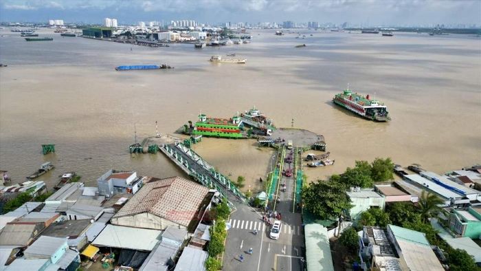 Tuyến đi qua khu tái định cư Vạn Phát Hưng, khu dân cư Phú Xuân rồi vượt sông Soài Rạp sang xã Bình Khánh.